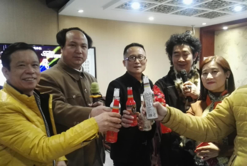 苗人金山老師引領(lǐng)（瑪爾黛功能豪飲）祝賀大家新春快樂！