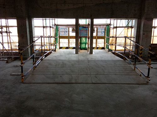 施工电梯楼层通道边防护 钢筋加工厂