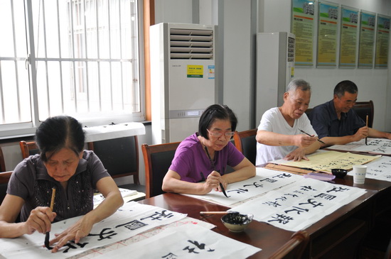 活动对象:广大居民朋友 活动内容 老年人舞蹈排练(一楼多功能活动室