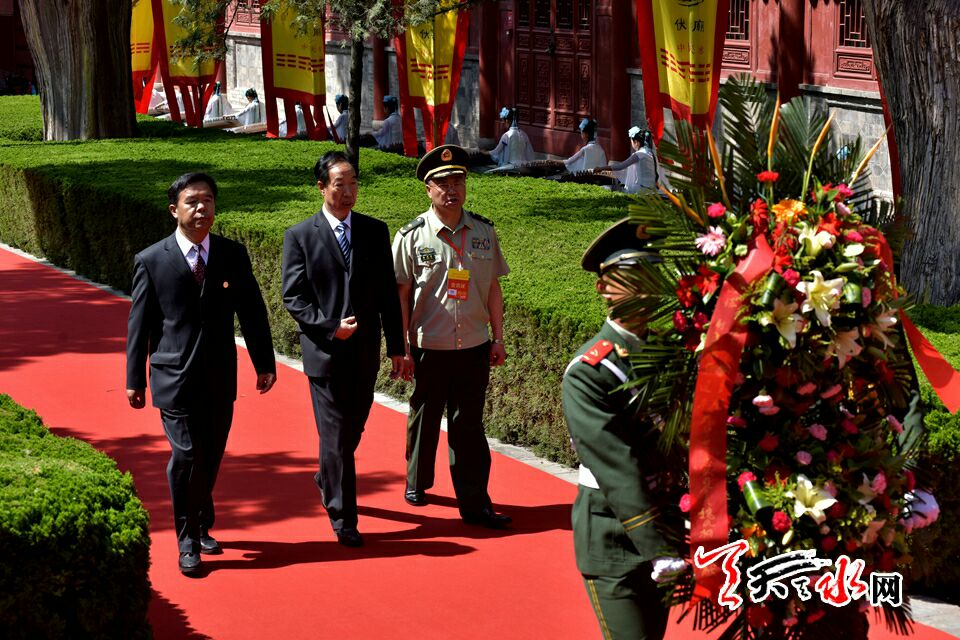 甘肃省政协副主席黄选平,武警甘肃总队司令员魏凤桐敬献花篮