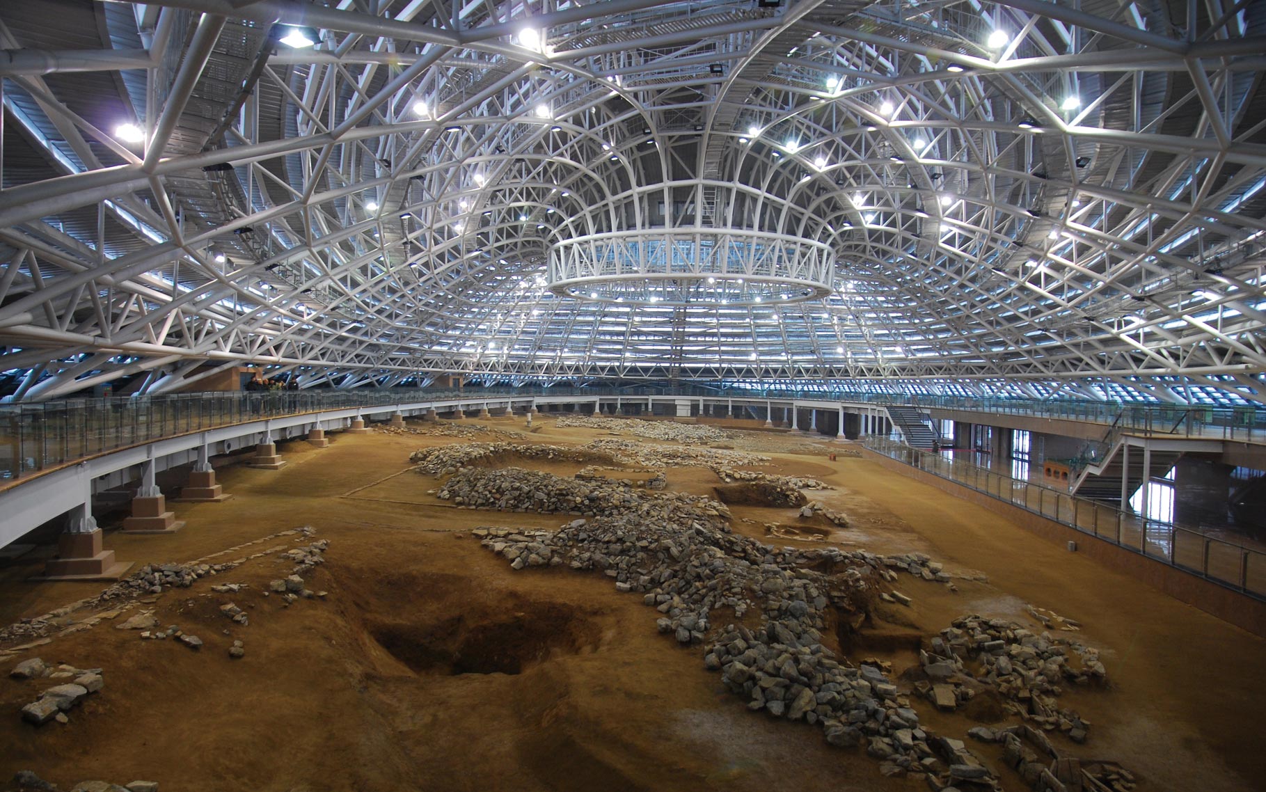 年4月9日 网上平台/产品展示 邮票首发及邮展地点: 牛河梁遗址博物馆
