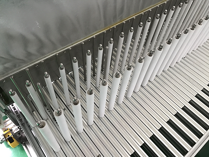立式定型机采用箱式,使用热风加热箱内窗帘,配有电脑可控制定型