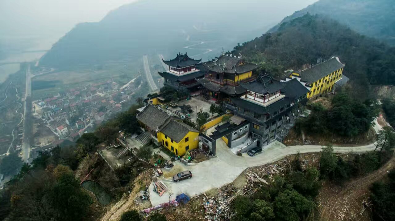 自三界乘舟至山雩浦剡溪口, 溯流而上, 舟行清风谷, 飞檐红墙清风古庙