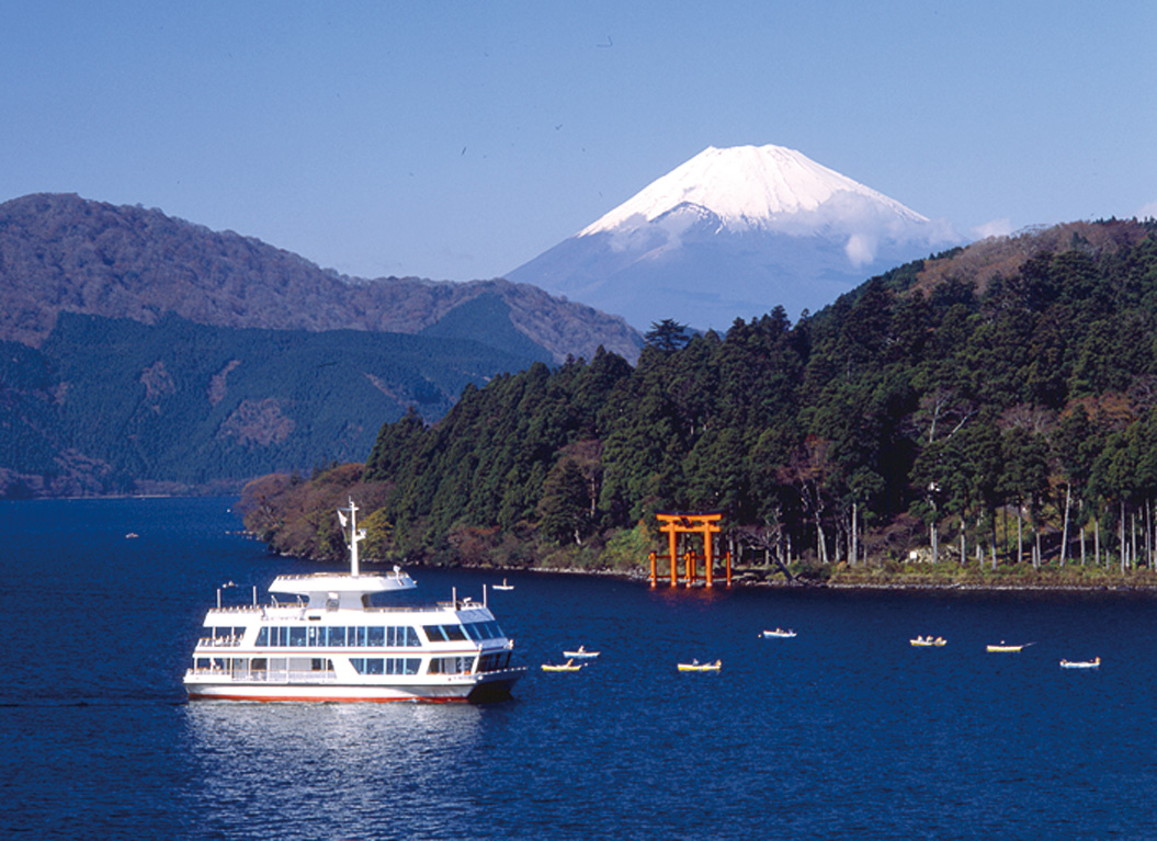 湖为大自然杰作咸水湖 ,地质凹入自然形成,为富士五湖中最大的湖泊