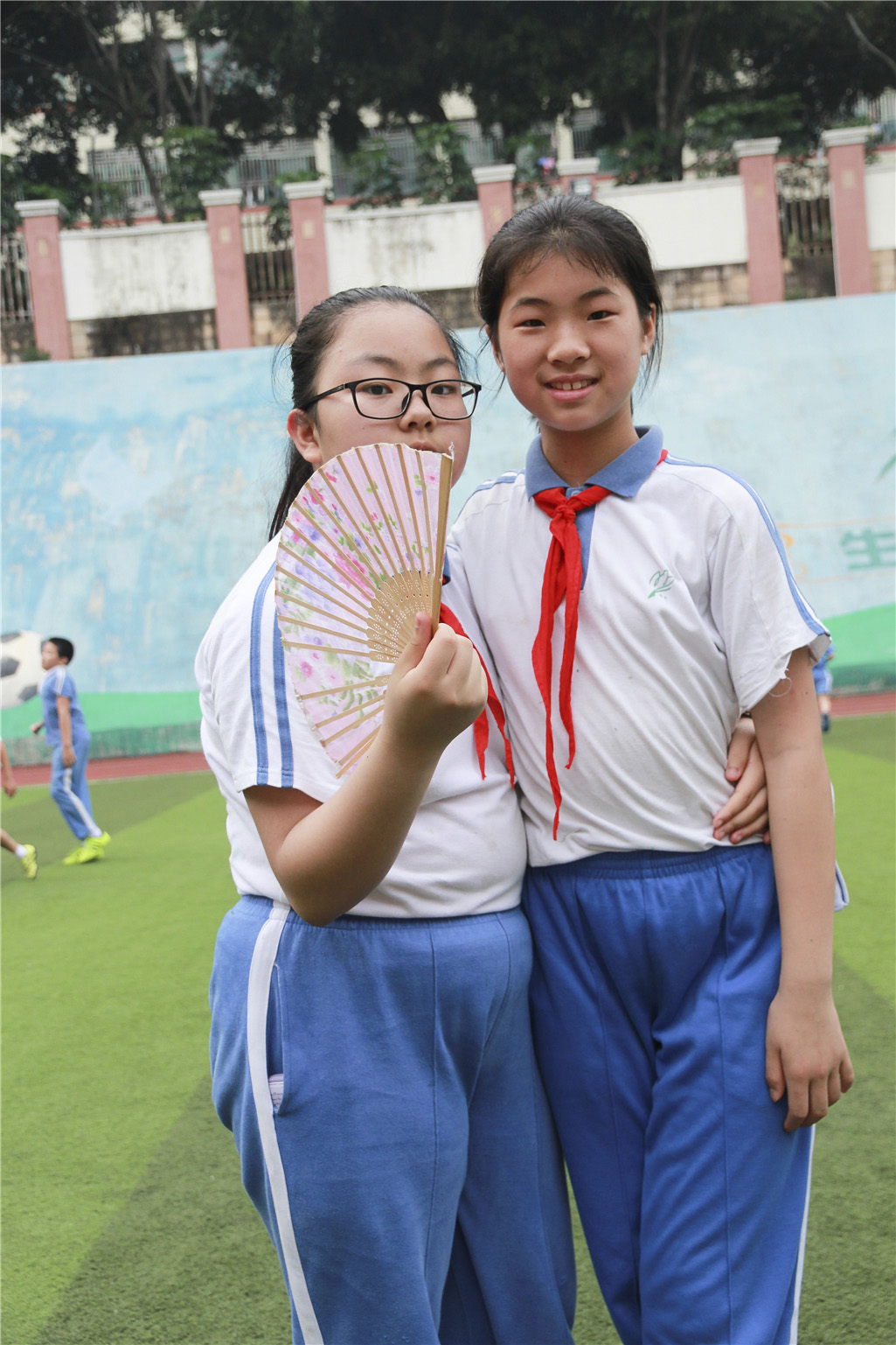 深圳市凤光小学2017届六(2)班毕业留念