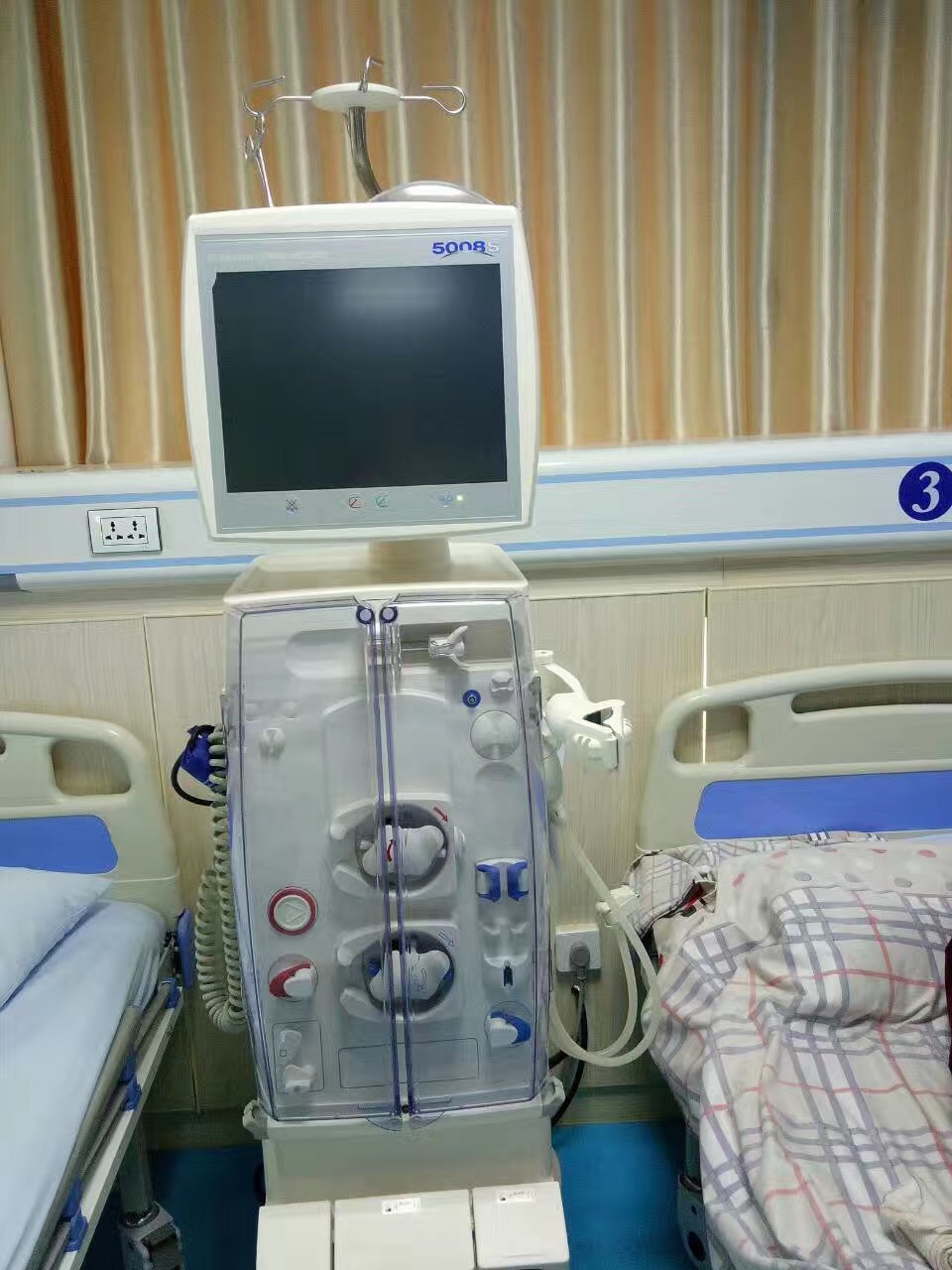 设备单元,目前拥有全球最先进的费森尤斯血虑机5008s3台,透析机17台
