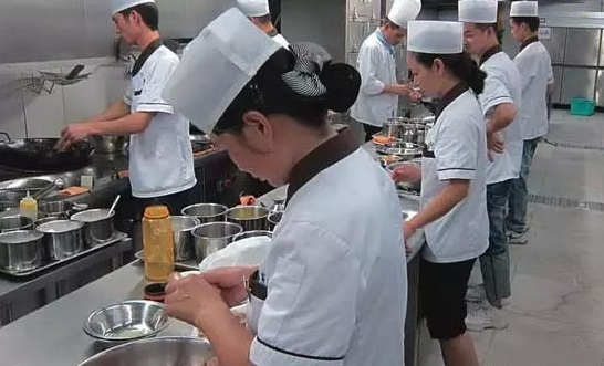 在厨师长的领导下.配菜师严格切配食材,做好烹饪前,中,后期系列工作.