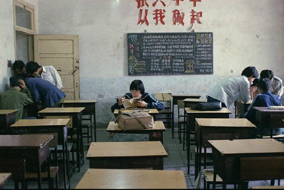 宁静的小村外,有一个《笨小孩》出生在80年代——刘德华