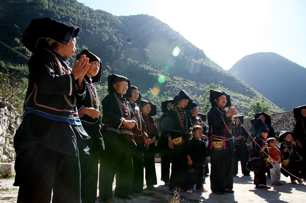 以黑为美——黑衣壮 山歌对唱 黑衣壮黑枪舞