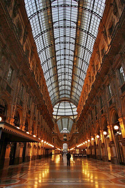 游览维托里奥艾曼纽尔二世拱廊