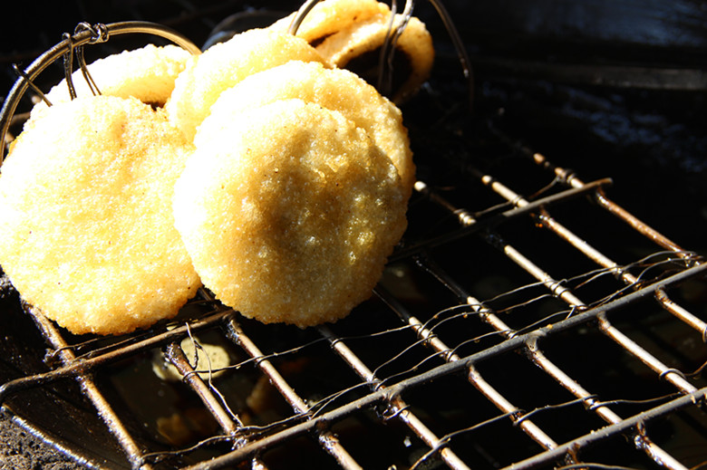 酒米来做的,加上香料放锅里油炸,外酥内软,口齿生香的油干儿就出锅了