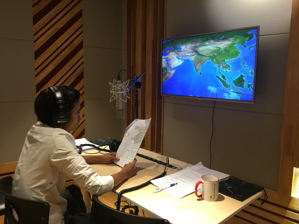 全部由仰光制作室的本地节目主持人配音 担任纪录片旁白的主播吴耶泰
