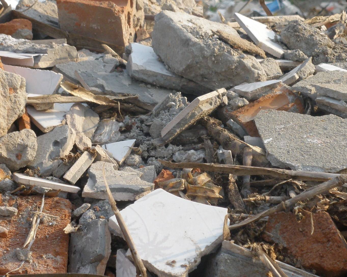 你住进高档小区 窗明几净 可曾想过 那一堆堆"被遗忘"的建筑垃圾?