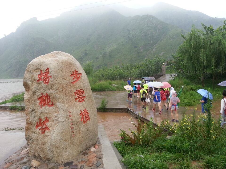 蟠桃峪之所以得名是因為這裡有一座蟠桃山和一座蟠桃寺,並有一