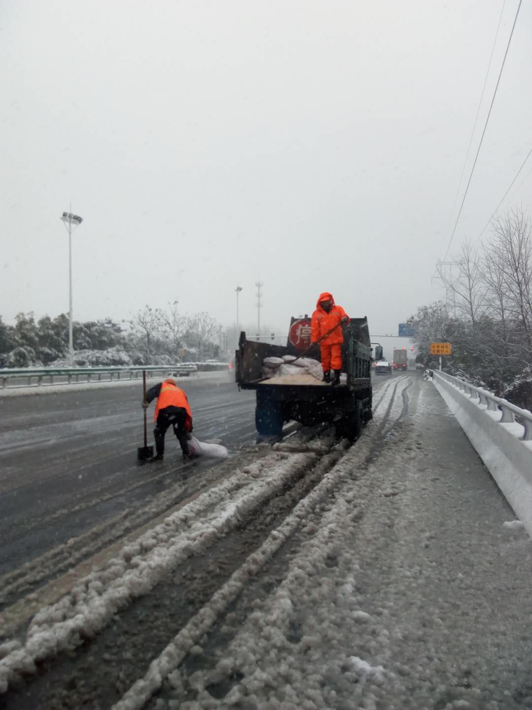 常州公路迎风雪保畅通